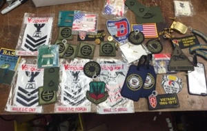 Lot Of Military Patches And Pins Uniform Insignia - Picture 1 of 10