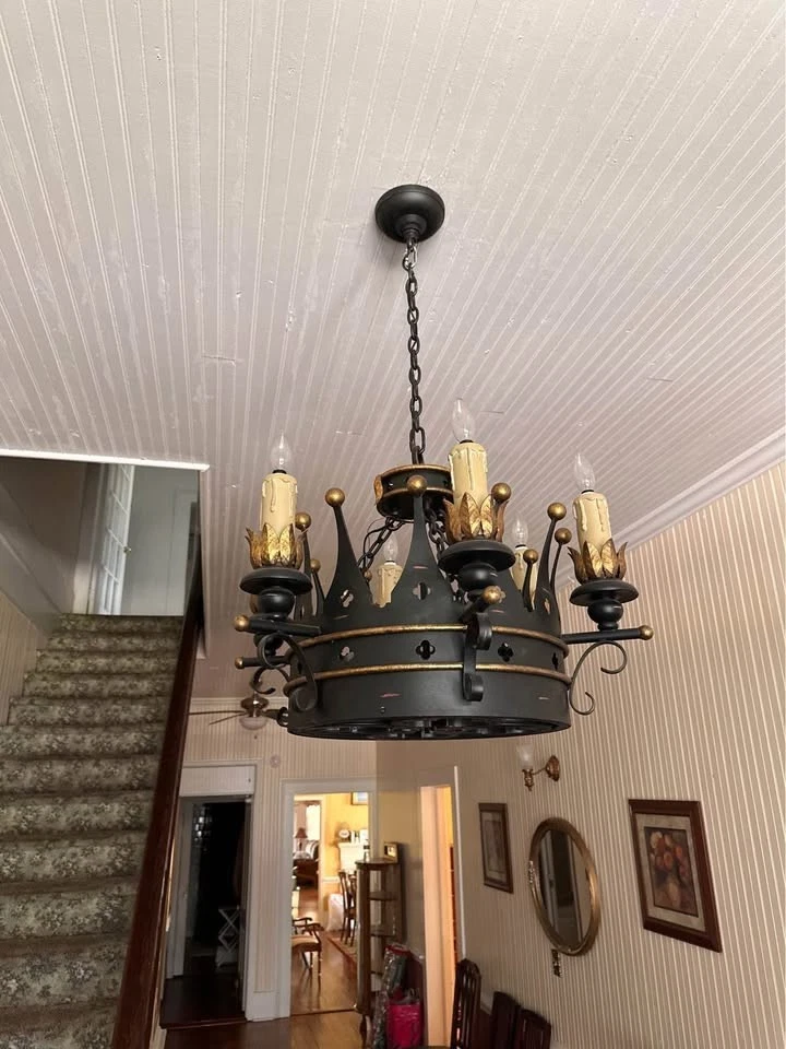 Araña grande estilo gótico, araña usada, hierro, velas Foto 1 de 1