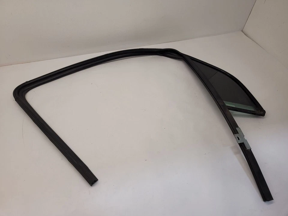 13-22 BUICK ENCORE RH Passenger Right Front Door Vent Glass 94518428 Foto 1 de 4