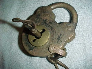 VECCHISSIMO LUCCHETTO e CHIAVE in ferro - FATTO A MANO A FORMA DI CUORE - XIX secolo o precedente - FUNZIONANTE - Foto 1 di 9