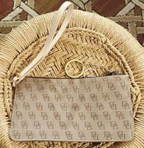 Dooney & Bourke Damen Monogramm Canvas Handgelenktasche mit Schlüsselring 7 3/4" x 4,5" - Bild 1 von 5
