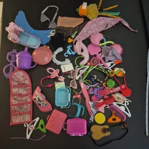 Puppe Spielset Zubehör Bulk Lot Barbie und andere 50+ Glasess Kleiderbügel Kämme - Bild 1 von 23