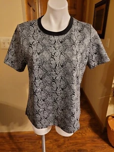 Chico's Snakeskin Print Short Sleeve Shirt Size 1 Top - Picture 1 of 4