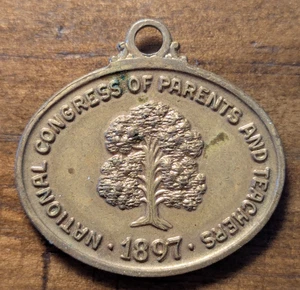 1897 Congreso Nacional de Padres y Maestros Llavero PTA Latón Dije Llavero Medalla - Imagen 1 de 4