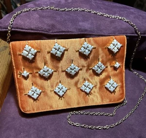 Bezaubernde Charlie RSVP Clutch/Gold Schulter Kette Orange Handtasche Weiß & Gold Perlen - Bild 1 von 6