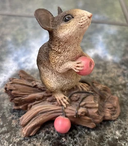 Rara estatuilla de ratón Castagna con bayas de pie sobre tronco Italia 1988 - Imagen 1 de 10