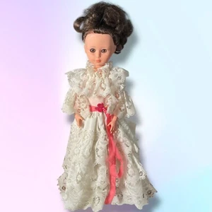 Bambola italiana vintage con vestito in pizzo bianco - Foto 1 di 14