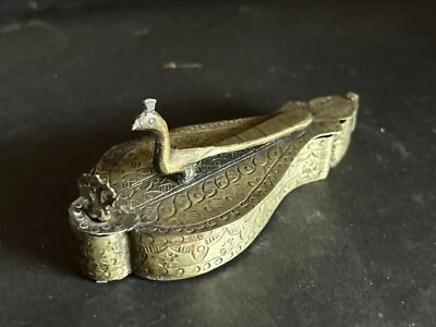 Antigua figura de pavo real tallada a mano de latón hindú Pooja Kum Kum Tika caja de polvo Chopra Foto 1 de 4