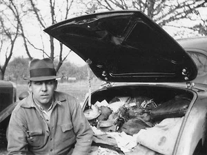 DE COLECCIÓN 1937 CAZA DE PATOS DIVERTIDO INUSUAL COCHE CLÁSICO MALETERO GOODFELLA FOTO ANTIGUA - Imagen 1 de 5