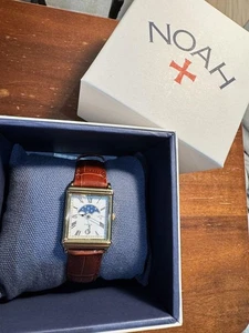 Noah x Timex Mondphasenuhr Gold Edelstahlgehäuse weißes Ziffernblatt braunes Lederarmband - Bild 1 von 3