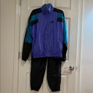 Nike lila und schwarze Jacke Damen M - Bild 1 von 9