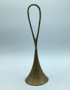 "Campana de servir de latón grabada vintage de 7"" con delicado mango curvo gran pátina" - Imagen 1 de 3