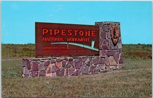 Letrero postal de entrada al Monumento Nacional Pipestone MN - Imagen 1 de 2