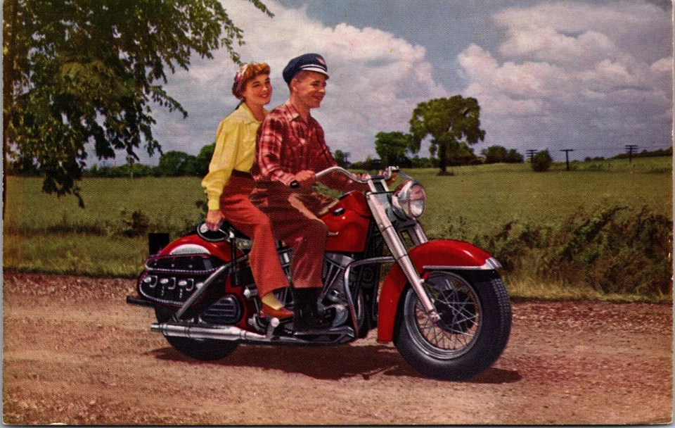 Postal publicitaria vintage pareja montando Harley Davidson Big Twin motocicleta Foto 1 de 2