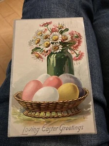 Saludos de Pascua amorosos de Tuck con jarrón de flores rodeado de huevos - Imagen 1 de 2