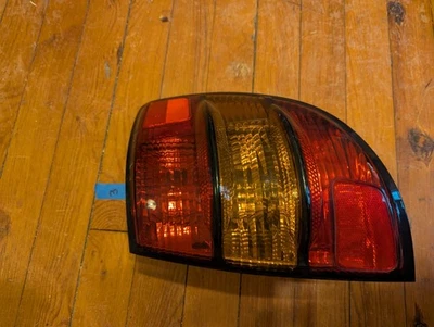 Tail Light Assembly PONTIAC VIBE Passenger's Side Right 03 04 05 06 07 08 - Image 1 of 4