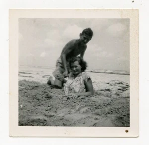 Fundfotos Junge begräbt Frau im Sand am Strand 2 s/w Volksfotos - Bild 1 von 4