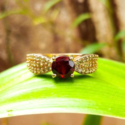 2 克拉圆形红色模拟钻石单颗订婚戒指 14K 镀玫瑰金 — 第 1/4 张图片