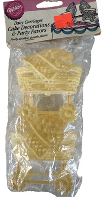 Carritos de bebé Wilton vintage de plástico blanco crema adornos para pasteles retro baby shower Foto 1 de 4