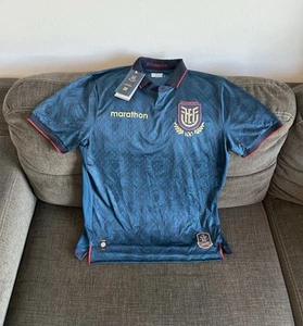 Camiseta Maratón Auténtica Selección Ecuador 100 Años Azul Hombre Talla: M” - Imagen 1 de 7