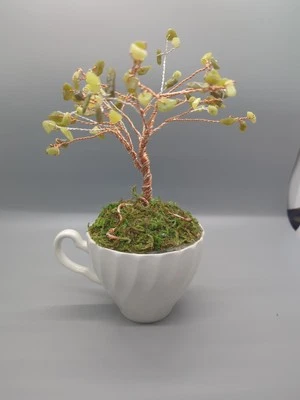 Кристаллическое и проволочное дерево ручной работы в винтажной чайной чашке - Изображение 1 из 4
