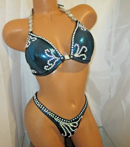 PNJ Competición FIGURA Traje Posando HOLOGRAMA VERDE AZULADO NUEVO 43D TAZA FONDO MEDIANO - Imagen 1 de 3