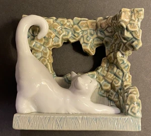 Statuina LLADRO in pensione gatto grigio e bianco che si allunga in porcellana Arbor n. 8070 - Foto 1 di 12