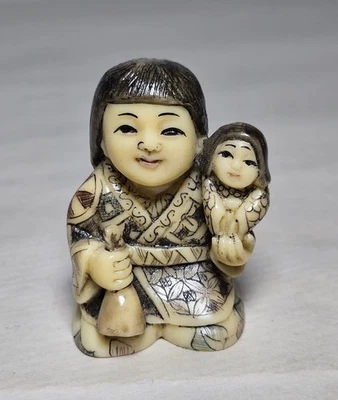 复古 Netsuke 母亲抱女儿塑料树脂雕像签名 2"x1.5" — 第 1/4 张图片