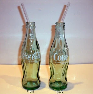 2er Set Vintage grüne Glas Coca-Cola Cola Flaschen 6-1/2 Unzen mit Glas Strohhalmen - Bild 1 von 2