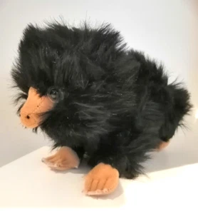 Fantastic Beasts Crimes De Grindelwald Noir Bébé Niffler Peluche Noble +/- 17cm - Photo 1/3