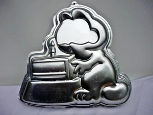 Garfield Birthday Party Cake Pan Wilton 2105 2447 Cat Shape Mold to Decorate - Picture 1 of 2