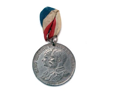 1935 SILVER JUBILEE KING GEORGE V & QUEEN MARY MEDAL - Image 1 of 2