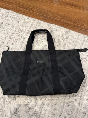 Сумка с короткими ручками Burberry Fragrances клетчатая холщовая спортивная для выходных черная на молнии очень большая - Изображение 1 из 4