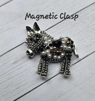 Darling Donkey Burro 磁性胸针  银色, 黑色, 白色。  西部别针 — 第 1/4 张图片