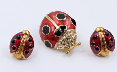 复古 AVON 时尚珠宝珐琅红色 LADYBUG FLY 昆虫耳环和胸针套装 — 第 1/4 张图片