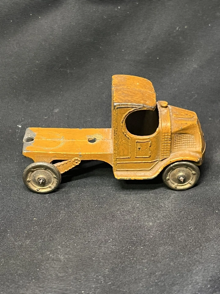 Chasis de camión Tootsietoy MACK "C" cabina 1920 Foto 1 de 4