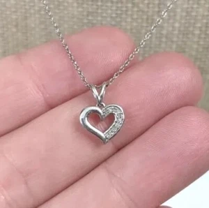 Delicado collar colgante en forma de corazón de oro blanco de 10k XL de 10k - Imagen 1 de 8