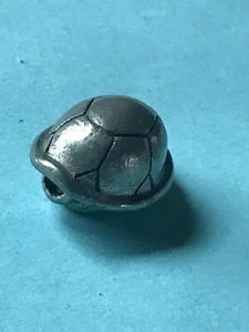 Nachlass USAopoly gemarkt silberfarben Schildkrötenpanzer Dia Anhänger - 5/8 Zoll x - Bild 1 von 5