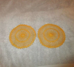 Juego De 2 Tapetes De Encaje Crochet Hecho A Mano De Colección Redondos Dorado Naranja Decoración MCM Grannycore - Imagen 1 de 9