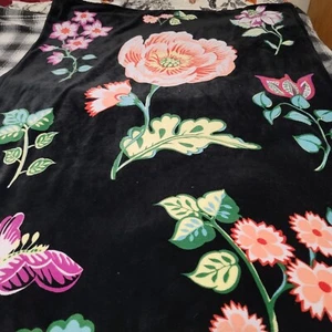Vera Bradley Fleece Throw Blanket Appx 50 x 72 In Black Bright Colorful Flowers - Picture 1 of 8