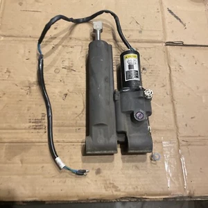 Mercury Mariner 4 Four Stroke 25 HP Power Tilt Trim Assembly 822344T10 - Foto 1 di 4
