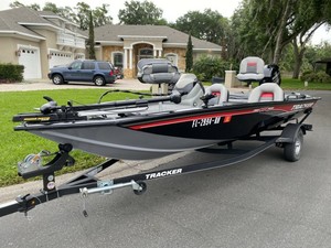 2017 Bass Tracker Pro Team 175 TXW - 60hp Mercury - 21 Hours Lowrance HDS-9 Live