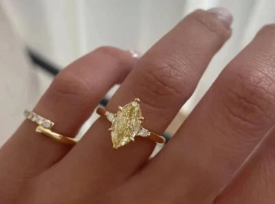 Anillo de 3 piedras de oro de 14 k con diamantes cultivados en laboratorio amarillo canario vivo de lujo de corte marquesa Foto 1 de 4