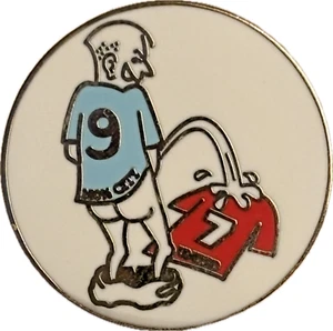Manchester City Pee On United Badges Pin Football Gifts - Picture 1 of 3