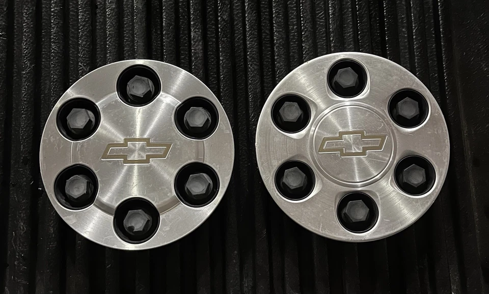 Оригинальные колпаки ступицы для Chevrolet Tahoe Silverado Suburban 2000–2003 годов выпуска  - Изображение 1 из 2