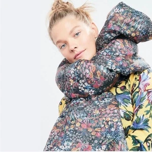 J Crew Liberty Floral Puffer Bufanda Envoltura Flores Mantón Acolchado Nuevo Con Etiquetas - Imagen 1 de 6