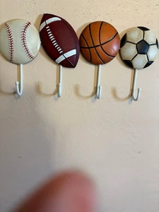 Wand Kinder Metall Garderobe Kleiderbügel 4 Haken Sport - Bild 1 von 2