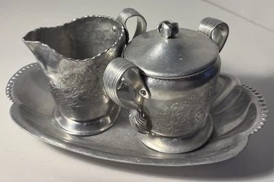 Винтажная алюминиевая чаша для крема и сахара с крышкой кованая отделка тисненый цветок и поднос - Изображение 1 из 4