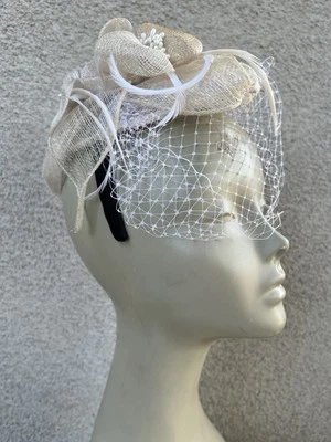 Elegante Fascinator Sombrero Diadema Beige Paja Flor Pluma Cuentas OS Foto 1 de 4
