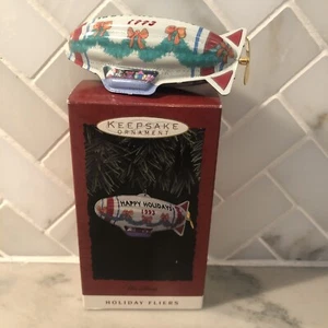 1993 Hallmark Keepsake Ornament “Holiday Fliers” Tin Blimp - Imagen 1 de 2